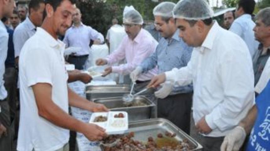 &Uuml;n&uuml;var-&ccedil;elikcan Yemek Dağıttı