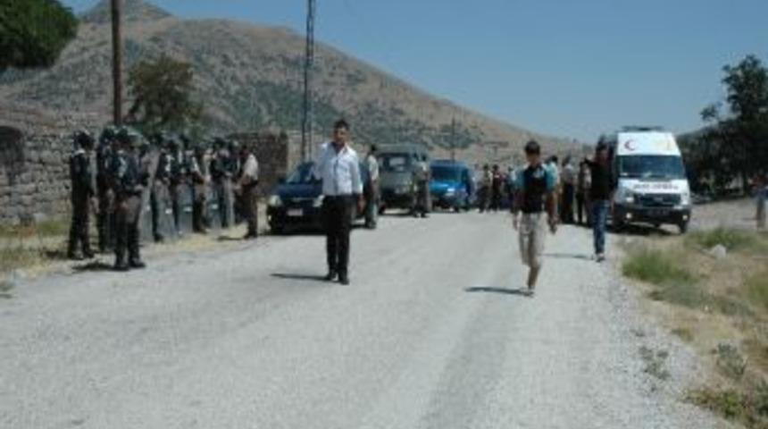 Fidan Dikimine Tepki Gösteren Köylüler Yol Kapattı