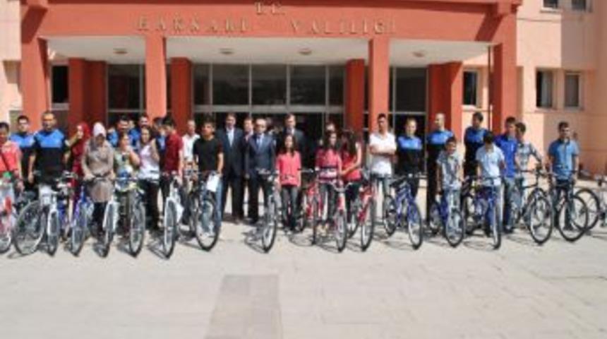 Hakkari Emniyet M&uuml;d&uuml;rl&uuml;ğ&uuml;, Başarılı &Ouml;ğrencileri &Ouml;d&uuml;llendirdi