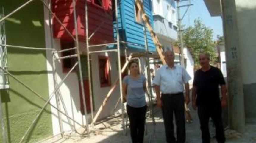 Burhaniye&rsquo;de Eski Evler &Ccedil;i&ccedil;ek Gibi Oldu