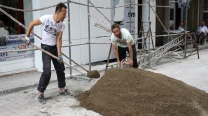 Atanamayan Iki &Ouml;ğretmen, Inşaatta &Ccedil;alışmaya Başladı