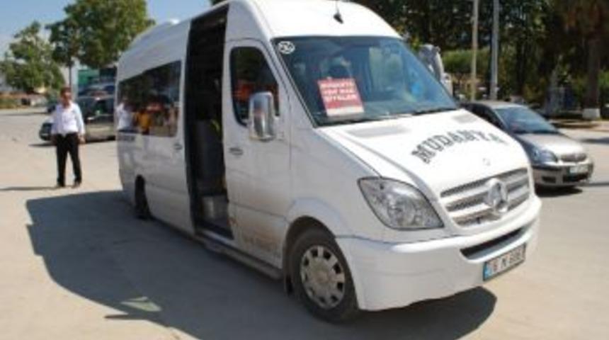 Minibüs Asfalta Gömüldü