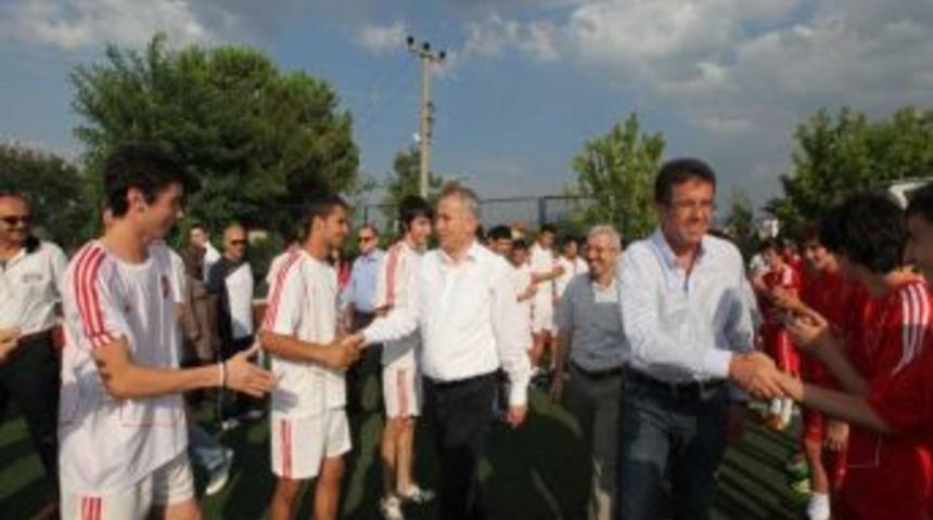 Denizli Belediyesi, Bin Öğrenciye Eşofman Ve Forma Dağıttı