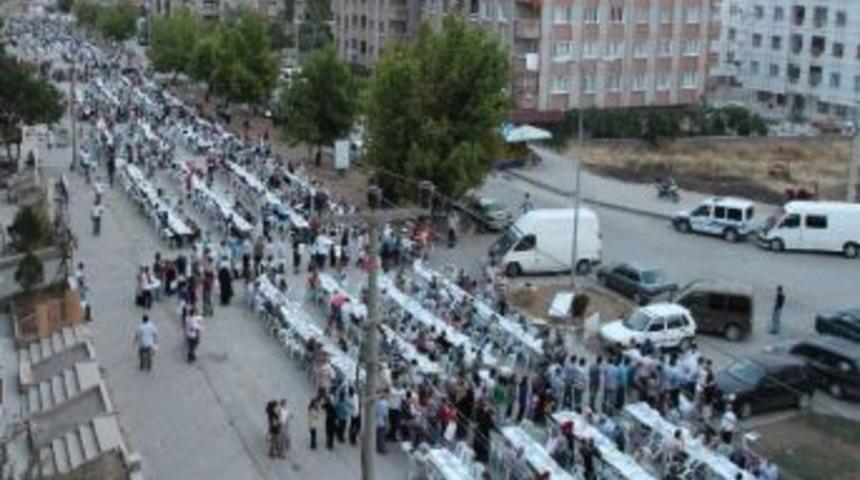 &Ccedil;ankırı Belediyesi&rsquo;nen Geleneksel İftar Yemeğine Rekor Katılım