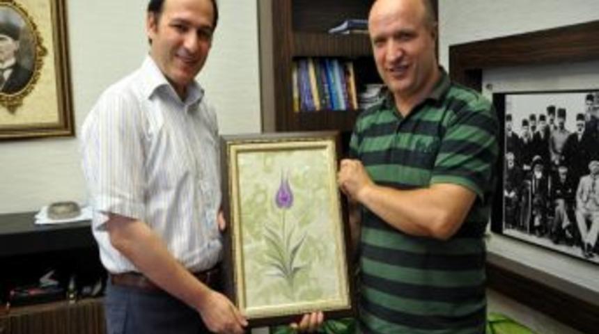 Kaymakamın Yaptığı Ebru &Ccedil;alışmasını Kendisine Hediye Etti