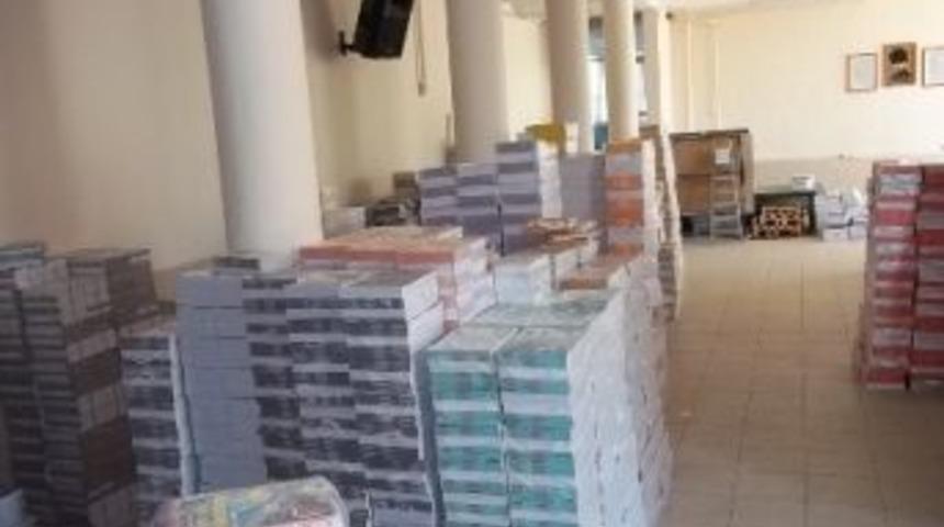 Okul Ders Kitapları İl&ccedil;e Milli Eğitim M&uuml;d&uuml;rl&uuml;ğ&uuml; Yetkilileri Tarafından Teslim Alınıyor.