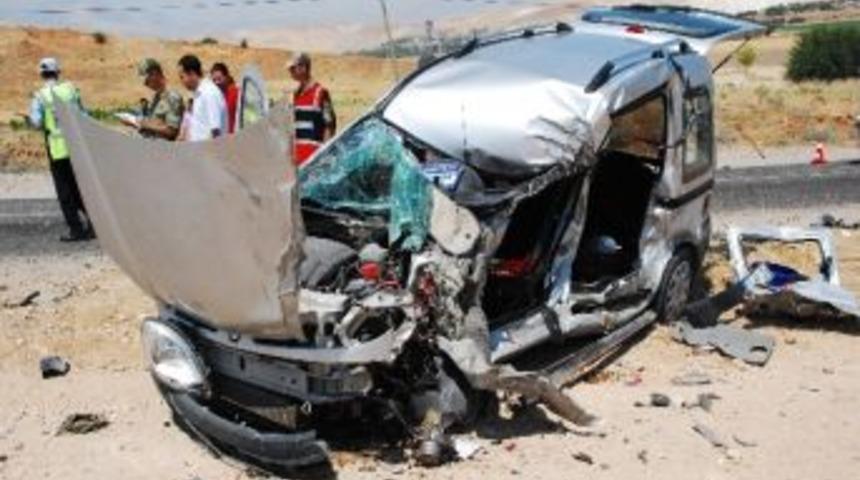 Adıyaman&rsquo;da Trafik Kazası: 1 &Ouml;l&uuml;, 2 Yaralı