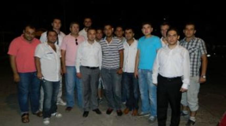 Ak Partili Gen&ccedil;ler, Gittikleri Evlere Başbakanın Selamını G&ouml;t&uuml;r&uuml;yor