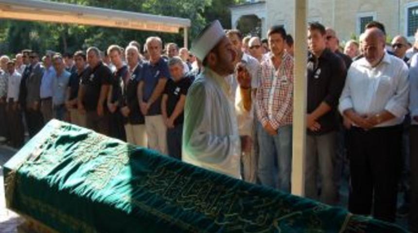 &Uuml;nl&uuml; Iş Adamının Oğlu Toprağa Verildi