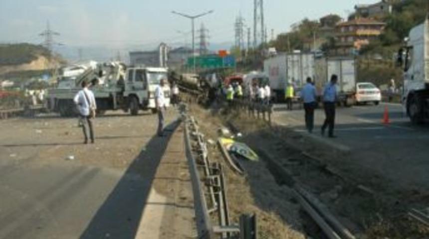 TIR'lar &Ccedil;arpıştı, TEM Otoyolu Trafiğe Kapandı