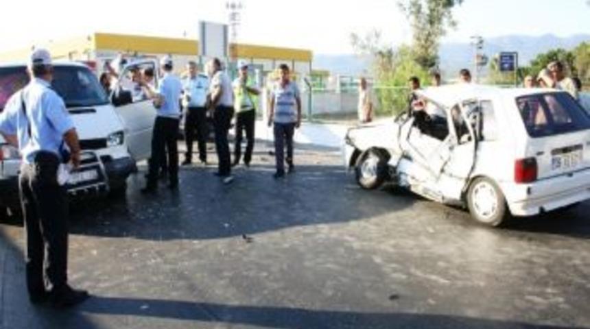 İzmir&rsquo;de Trafik Kazası: 2 Yaralı