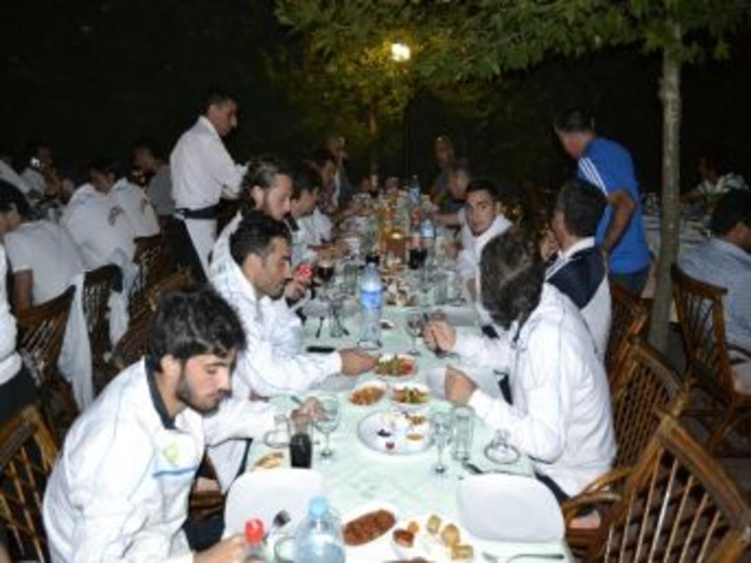 Sahada Rakip, İftarda Dostluk