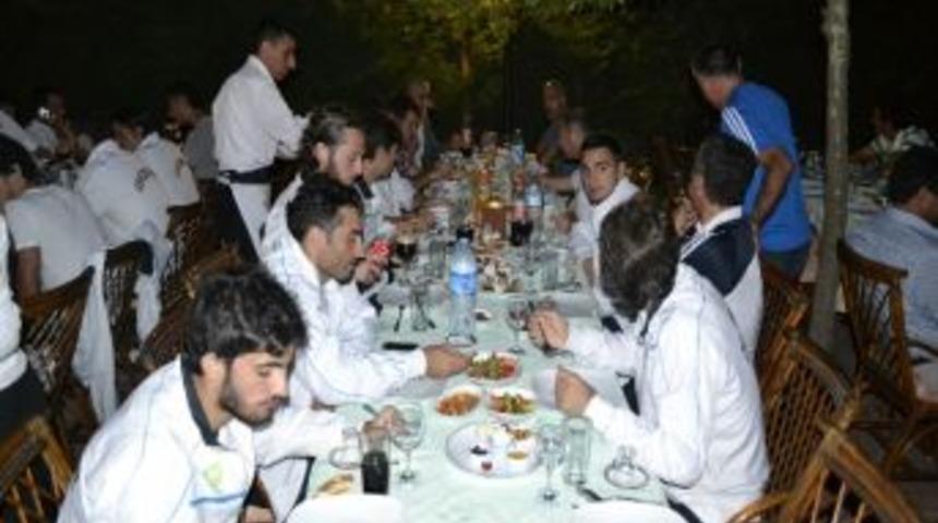 Sahada Rakip, İftarda Dostluk