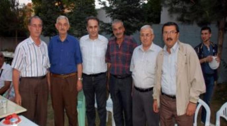 Boz&uuml;y&uuml;k'te Mahalle Muhtarından İftar Yemeği