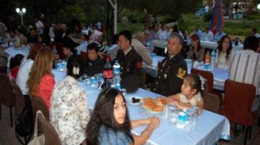 Bozüyük’te Garnizon Komutanı Koç, Şehit Ailelerine Ve Gazilere İftar Yemeği Verdi