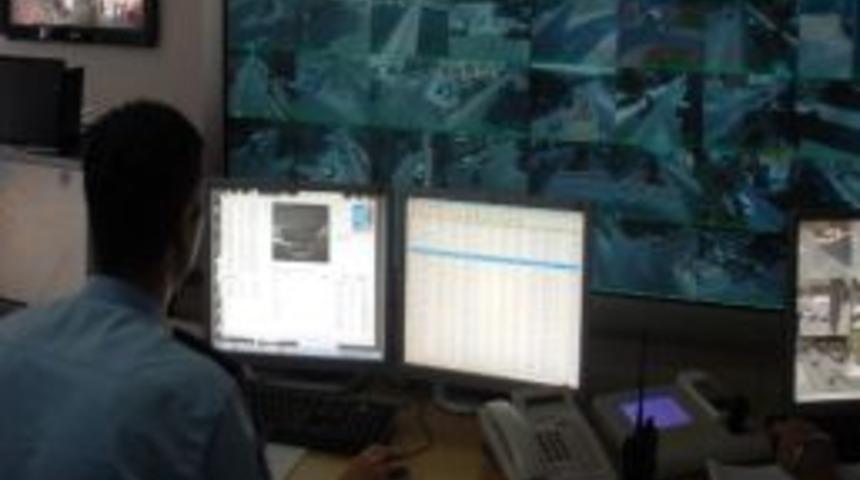 Mayısta Sel Sularına Kapılan Vatandaşın Zor Anları Mobese'de