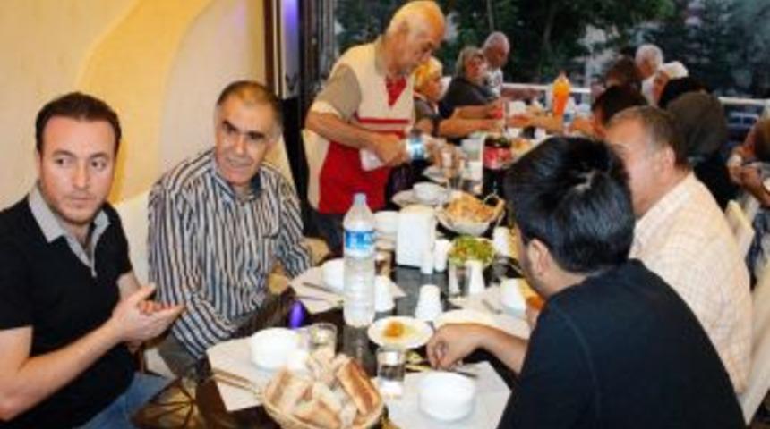 İhtiya&ccedil; Sahipleri Lokantada Iftar A&ccedil;ma Sevinci Yaşadı