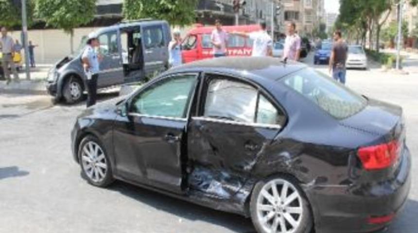 Adana'da Trafik Kazası: 5 Yaralı