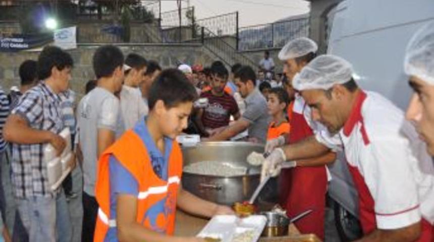 Kimse Yok Mu Derneği, &Ccedil;ağlayancerit'te Iftar Verdi