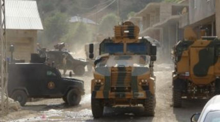 Şemdinli'de Askeri Ara&ccedil;ların Ge&ccedil;işi Sırasında Konvoya Saldırı