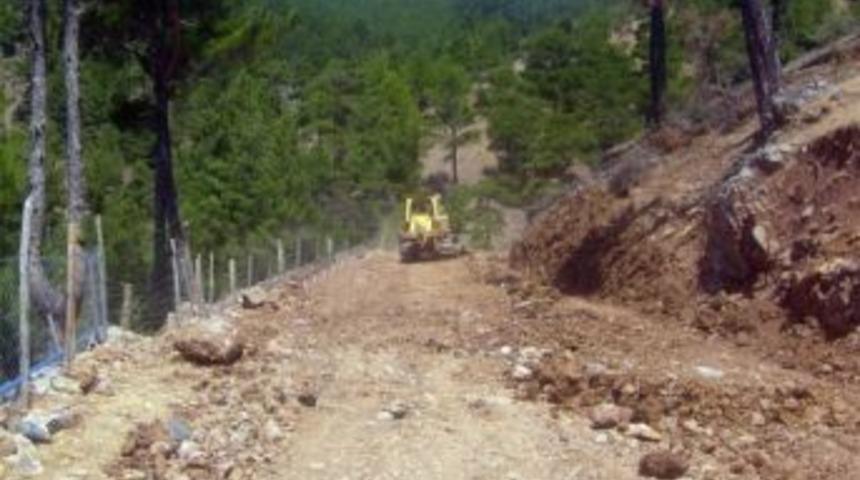&Ouml;zel İdare Yol Bakım &Ccedil;alışmalarına Devam Ediyor