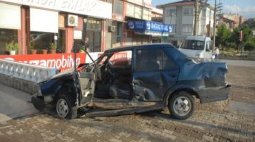 Kamyon İle Otomobil &Ccedil;arpıştı: 2 Yaralı