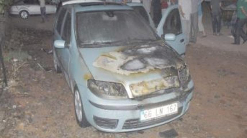 Siverek'te Molotof Kokteyli İle Otomobil Kundaklandı