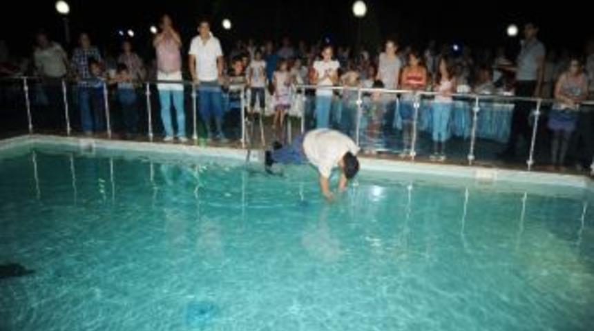 Birikmiş Maaş Ve İkramiyelerin &Ouml;deneceği M&uuml;jdesini Alan Personel Kendini Havuza Attı