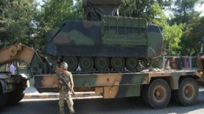 Zırhlı Ara&ccedil;lar Ve Askeri Malzeme Taşıyan Ara&ccedil;lar Suriye Sınırına Sevk Edildi