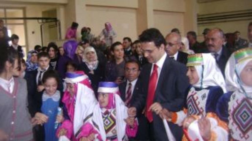 Kağızman Kaymakamı G&uuml;rsoy 200 &Ccedil;ocuğu Giydirdi