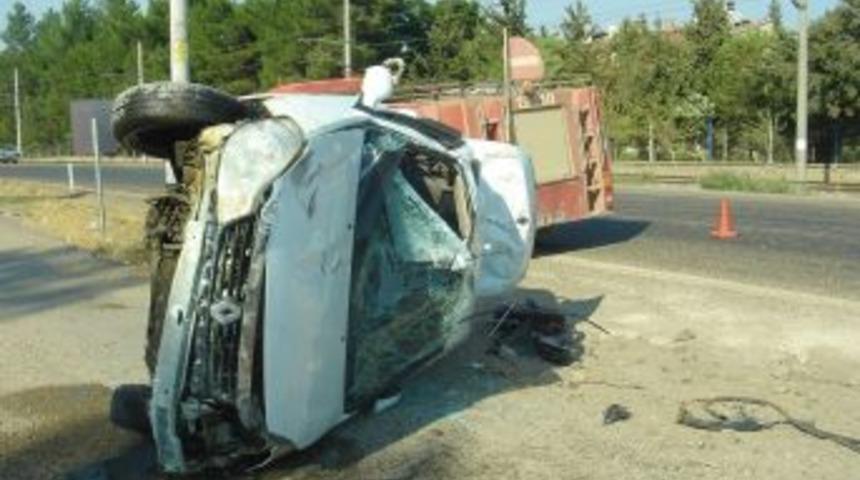 Kaza Yapan Ara&ccedil;ların Arasında Kaldılar: 4 Yaralı