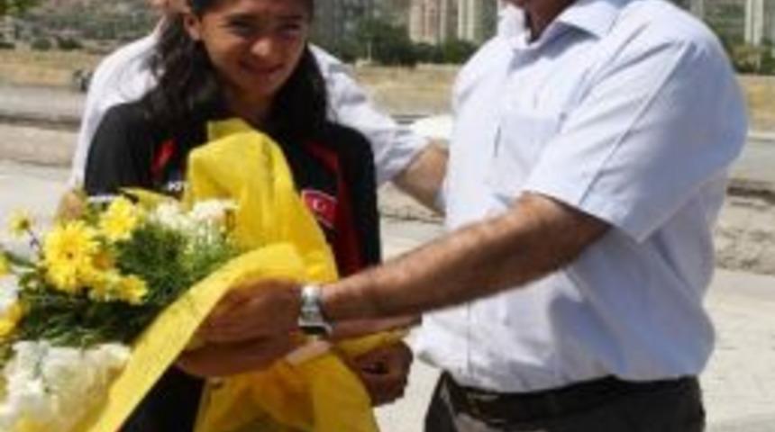 Gamze Bulut Kayseri'de Oyun Havaları İle Karşılandı