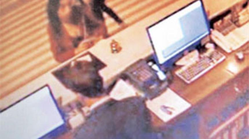 Kızının &ouml;l&uuml;m&uuml;n&uuml; g&uuml;nl&uuml;ğ&uuml;ne yazdı