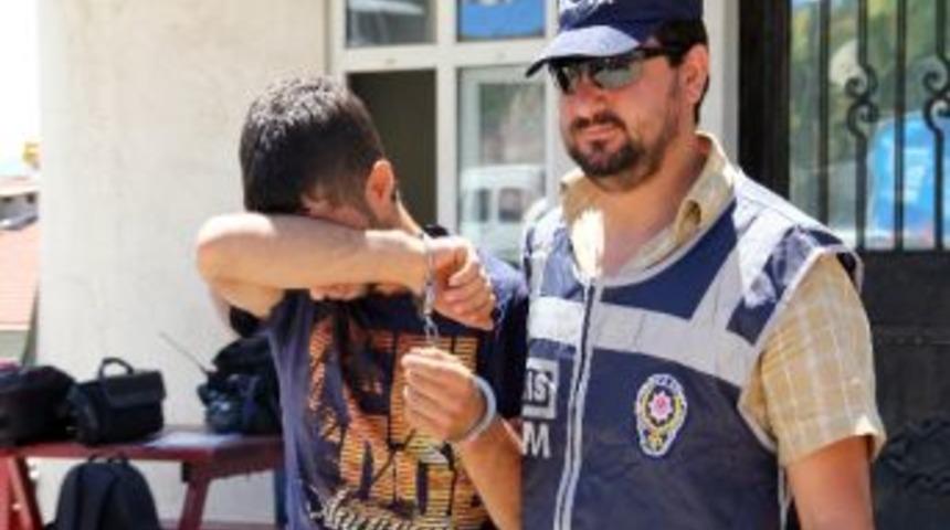 Bayramlık Esrarla Yakalandılar