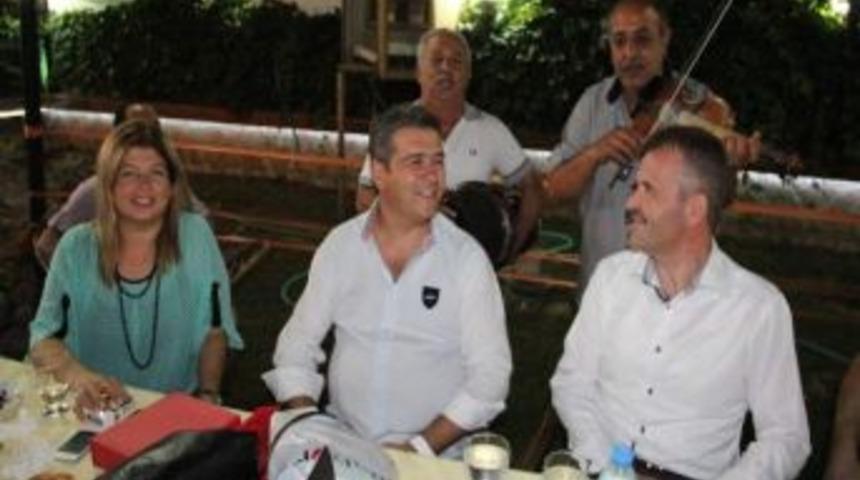 Ak Parti İl Kadın Kolları Başkanı Uygur'a S&uuml;rpriz Doğum G&uuml;n&uuml;