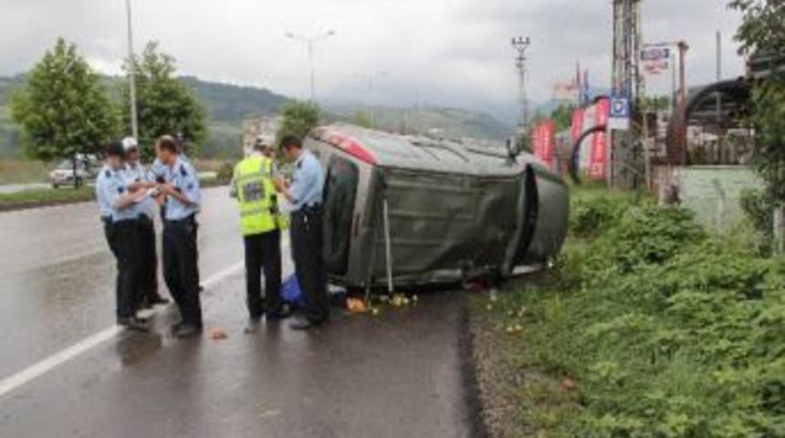 Karşı Şeride Ge&ccedil;en Kamyonet Takla Attı: 3 Yaralı