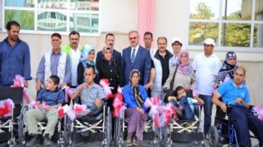 İstanbullu Hayırsever G&uuml;lay &Ccedil;elikkalp, Van&rsquo;daki Engellileri Sevindirdi