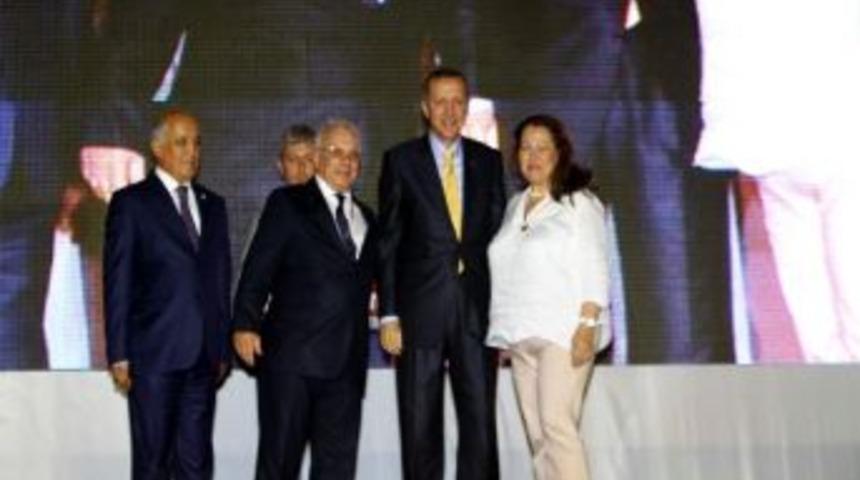 Başbakandan Borsa Meclis Başkanı Aky&uuml;zl&uuml; Ve Eşine Madalya