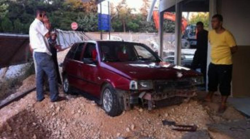 Hız Yapınca Pazar Yeri İnşaatına Daldı