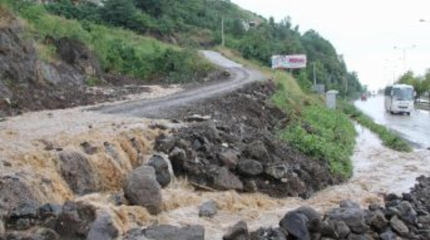 Kısa S&uuml;reli Yağmur Trafiği Aksattı
