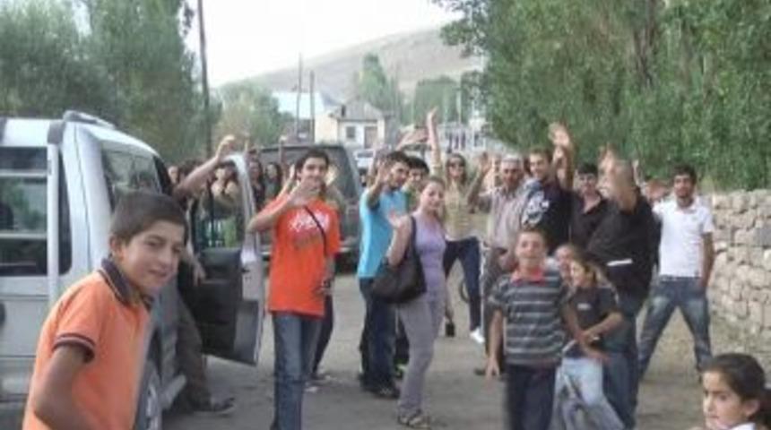 Yurt Dışından Gelen Öğrenciler Köyleri Gezip Süt Sağdı