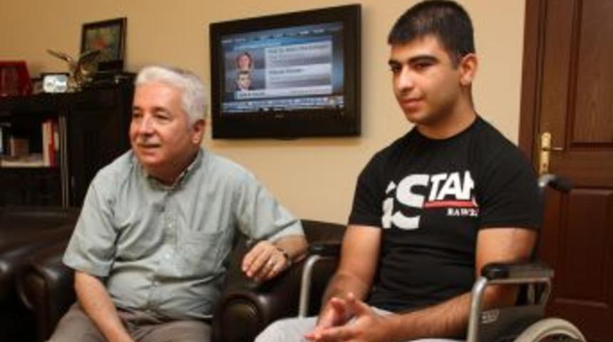 Arıkan'dan engelli gence s&uuml;rpriz