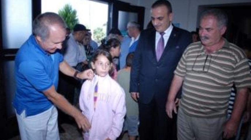 Evcilmen, minikleri kendi elleriyle giydirdi