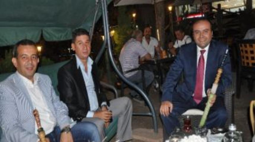 Siyasi Rakipler Bir Araya Gelerek Nargile İ&ccedil;ti