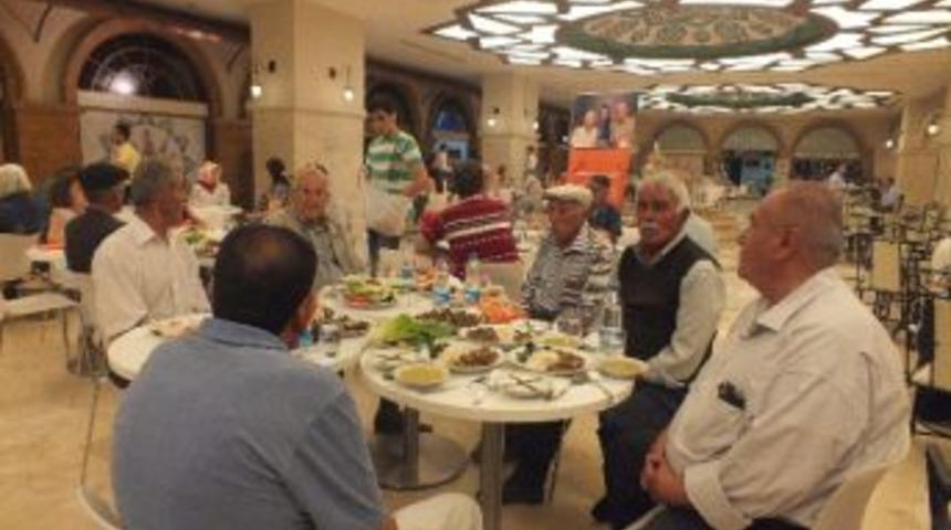 Huzurevinde Kalanlara İftar Yemeği Verildi