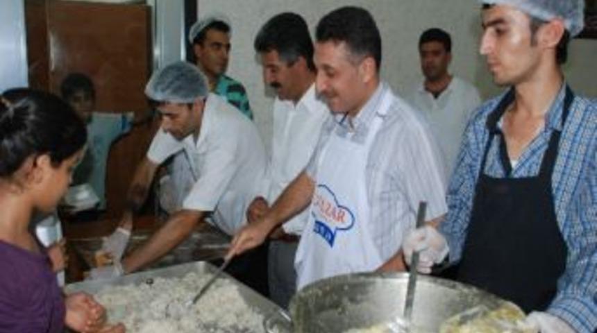 Ak Parti İl Başkanı Advan Vatandaşa Yemek Dağıttı