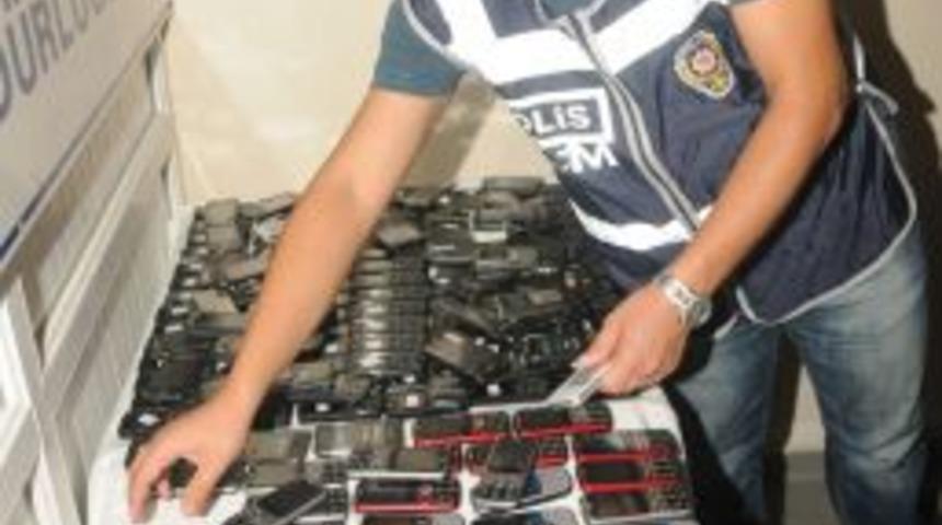 Bayram &Ouml;ncesi Denetimlerini Artıran Polis, 600 Ka&ccedil;ak Telefon Ele Ge&ccedil;irdi