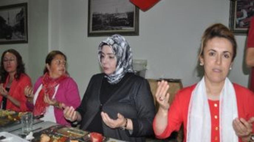 Başkan Yılmaz'ın Eşi Yoksul Vatandaşlarla İftar Yaptı