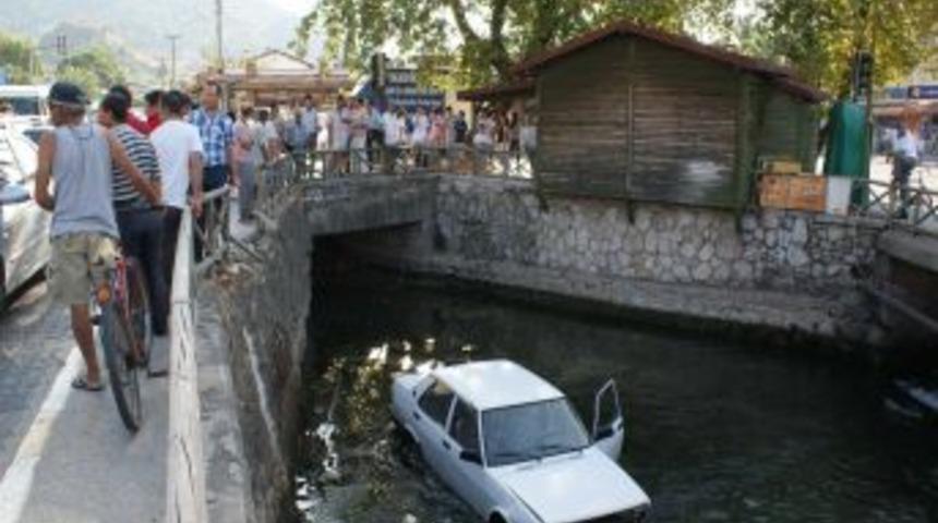 Direksiyon Hakimiyetini Kaybeden Polis Kanala U&ccedil;tu
