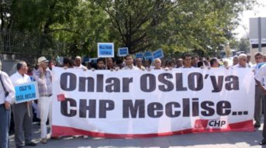 Ayg&uuml;n&rsquo;&uuml;n Ka&ccedil;ırılmasını CHP&rsquo;liler Meclis &Ouml;n&uuml;nde Protesto Etti